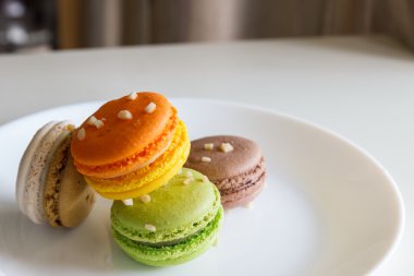 Turuncu, beyaz, kahverengi yeşil magaroon 