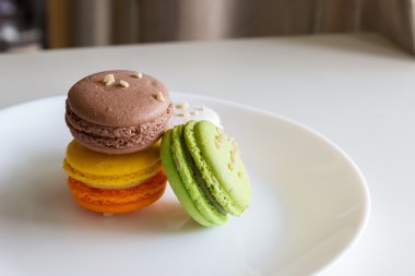 Turuncu, beyaz, kahverengi yeşil magaroon 