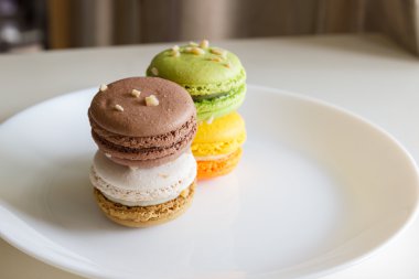 Turuncu, beyaz, kahverengi yeşil magaroon 