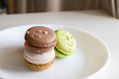 Turuncu, beyaz, kahverengi yeşil magaroon 