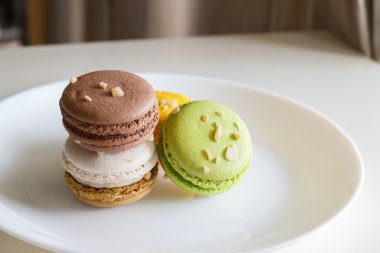 Turuncu, beyaz, kahverengi yeşil magaroon 