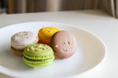 Turuncu, beyaz, kahverengi yeşil magaroon 