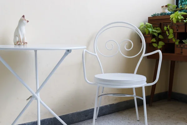 Cadeira branca e mesa na esquina — Fotografia de Stock