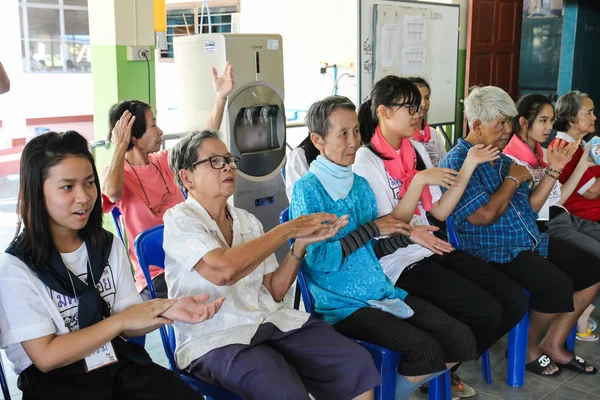 Children singing with elderly people in Thammapakorn nursing hom — Stock Photo, Image