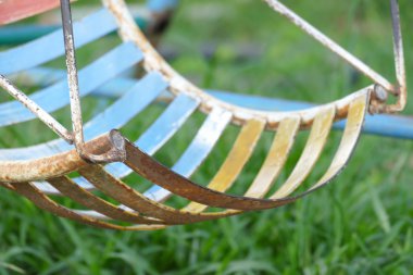 eski metal grunge salıncak