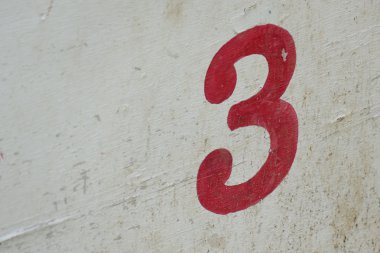 Kırmızıyla boyalı üç numaralı
