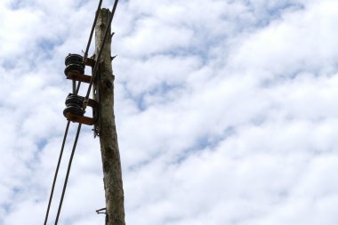 Mavi gökyüzü ve bulut arka plan ile elektrik Kutbu