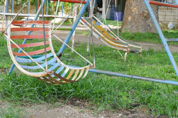 Viejo grunge swing de metal — Foto de Stock