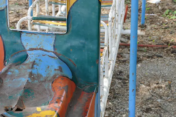 Viejo asiento de metal en el patio de niños — Foto de Stock