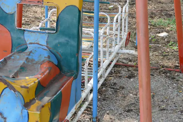 Viejo asiento de metal en el patio de niños —  Fotos de Stock