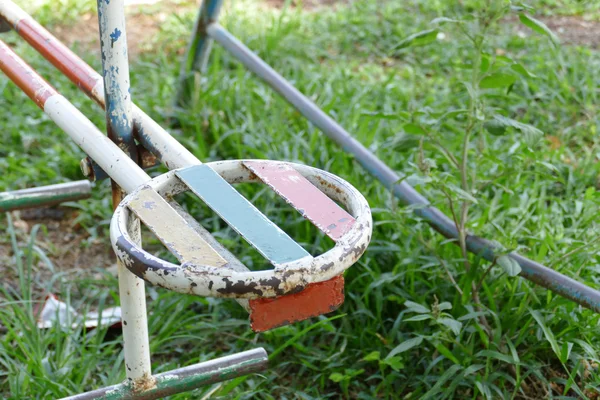 Vecchio giocattolo di metallo nel parco giochi per bambini — Foto Stock