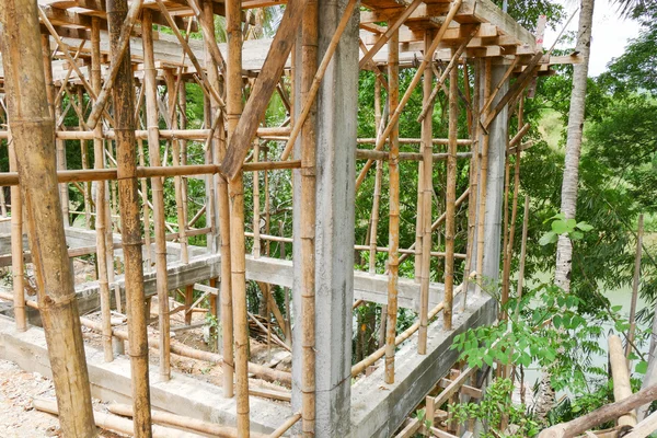 La estructura del edificio durante la construcción — Foto de Stock