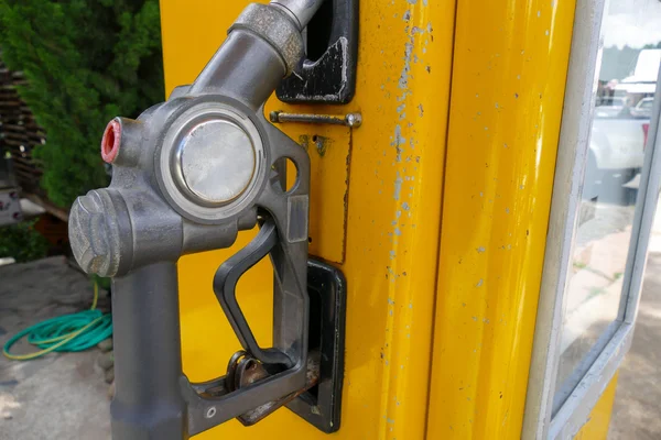 Vieux distributeur de buse de carburant — Photo