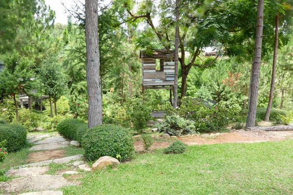 정원에 있는 목조 주택 — 스톡 사진