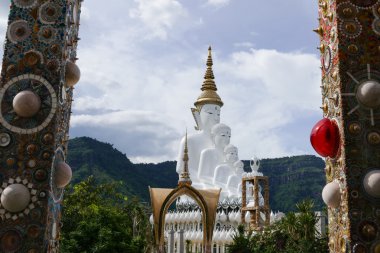 5 beyaz Buda heykeli 