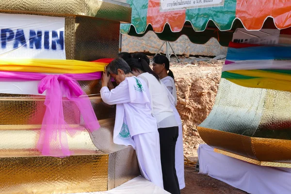 People hold colorful cloth around the pagoda structure which is — Stock Photo, Image