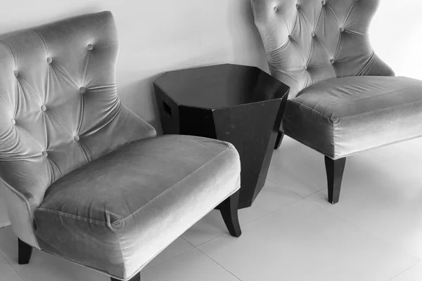 Chaise en velours et canapé noir, noir et blanc — Photo