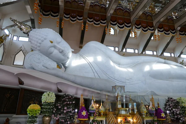 Big white reclining buddha statue — Stock Photo, Image