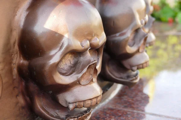 Kahverengi metal kafatası heykel — Stok fotoğraf