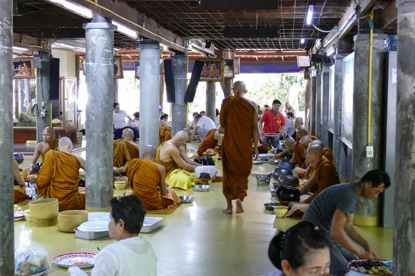 Buddhistischer Mönch isst Frühstück aus Almosenschale — Stockfoto