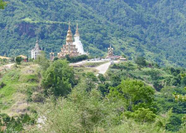 5 beyaz Buda heykeli ve Budist pagoda tepe üzerinde — Stok fotoğraf