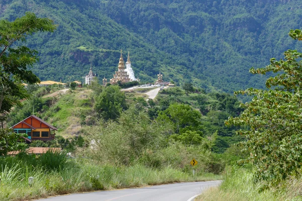 Estrada para 5 estátua de buddha branco e pagode budista na colina — Fotografia de Stock