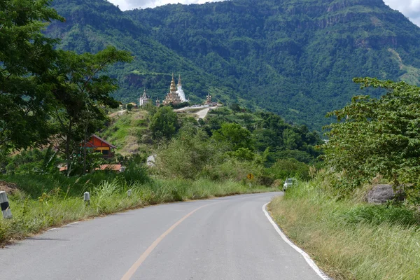 Route vers 5 statue de bouddha blanc et pagode bouddhiste sur la colline — Photo