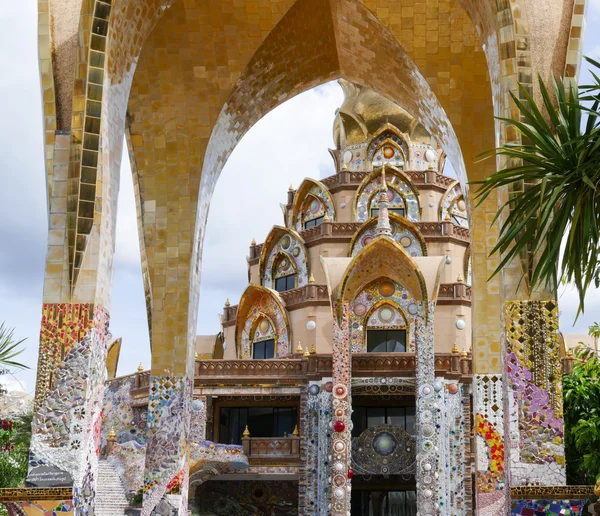 The colorful broken tile decorating on temple wall — Stock Photo, Image