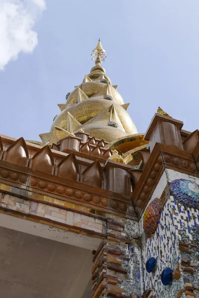 El azulejo roto colorido y la decoración de piedra en la pared del templo — Foto de Stock