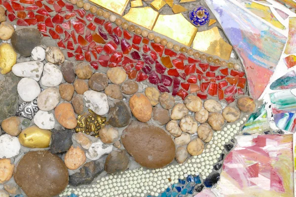 El azulejo roto colorido, cuentas y piedra que adorna en wa templo — Foto de Stock