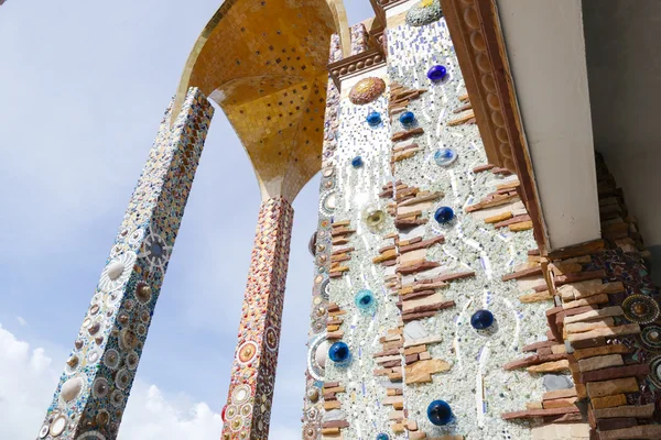 The colorful broken tile and stone decorating on temple wall — Stock Photo, Image