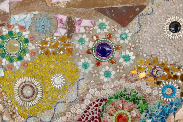 The colorful broken tile, bead and stone decorating on temple wa — Stock Photo, Image
