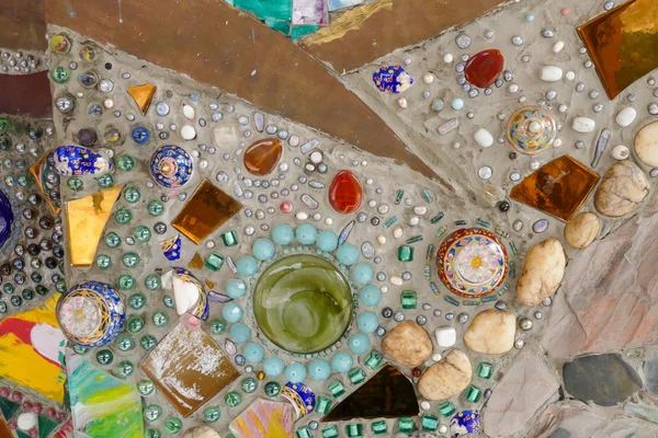 The colorful broken tile, bead and stone decorating on temple wa — Stock Photo, Image