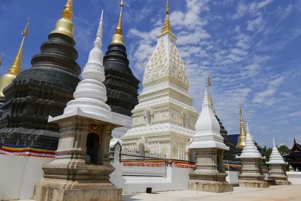 Arkitekturen i buddhistiska pagoden i thailand — Stockfoto