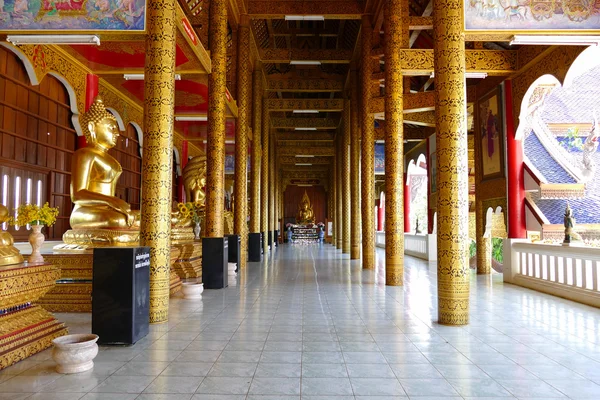 Arany buddha szobor kolostorban Thaiföldön — Stock Fotó