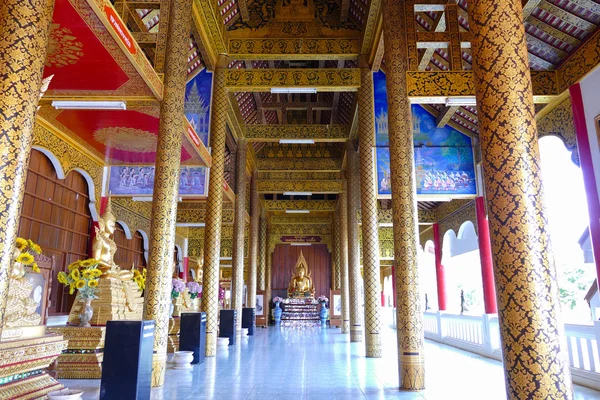 Złoty posąg Buddy w klasztorze w Tajlandii — Zdjęcie stockowe