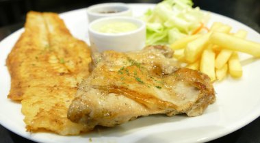 biftek ve soslu ızgara tavuk balık