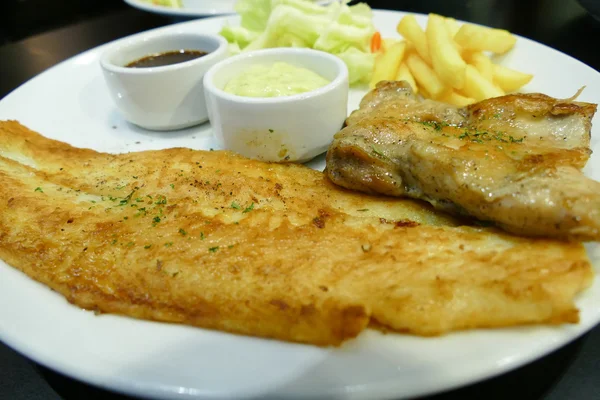 Рыбный стейк и курица на гриле с соусом — стоковое фото