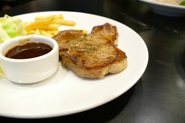 Vepřový steak s omáčkou — Stock fotografie