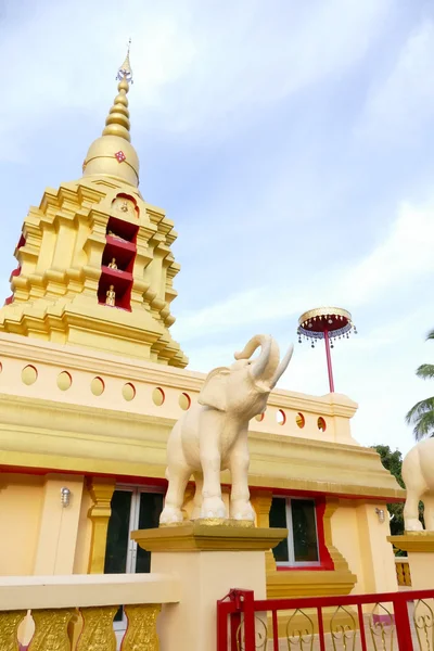 Золотая пагода в храме — стоковое фото