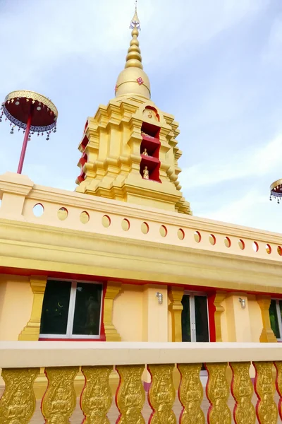 Золотая пагода в храме — стоковое фото