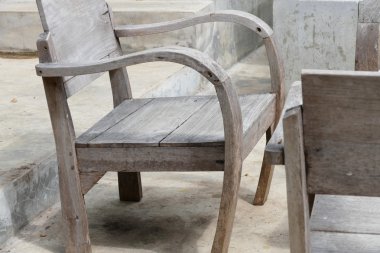 Tahta masa ve sandalye.