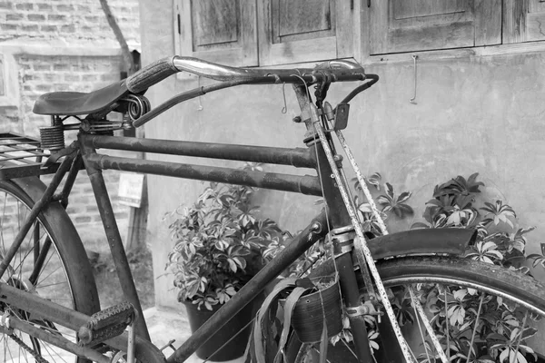 Старый ржавый черный велосипед — стоковое фото