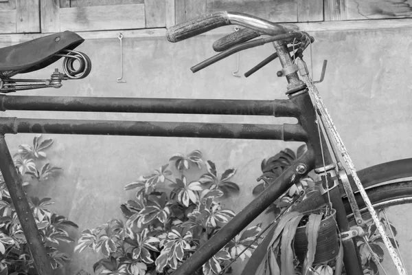 Eski paslı siyah Bisiklet — Stok fotoğraf
