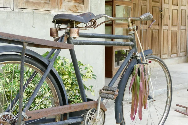 Velha bicicleta preta enferrujada — Fotografia de Stock