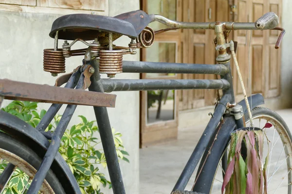 Gammal rostig svart cykel — Stockfoto