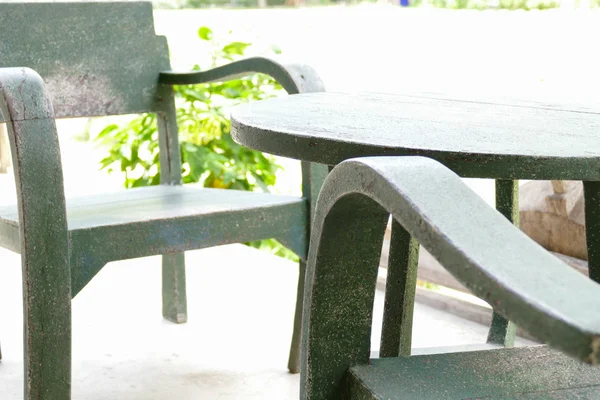 Зеленый деревянный стол и стул — стоковое фото
