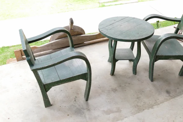 绿色木桌子和椅子 — 图库照片