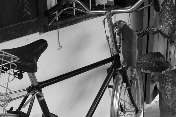 Gammal rostig cykel, svart och vitt — Stockfoto