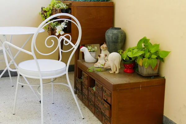 Cadeira branca e mesa e planta decoração na gaveta de mesa de madeira — Fotografia de Stock
